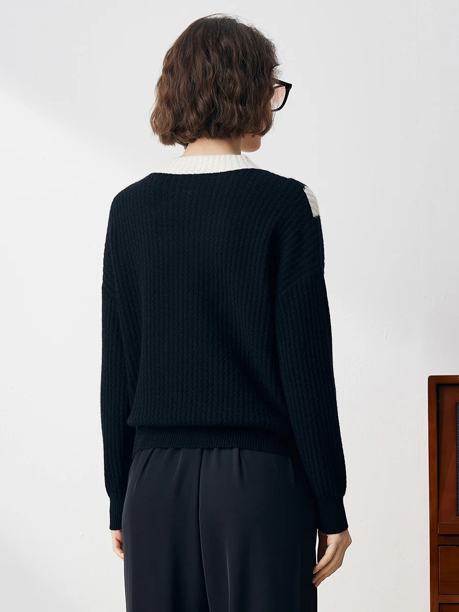 100% Cashmere Women's Mock Neck Sweater — Modern V-Pattern & Relaxed Fit